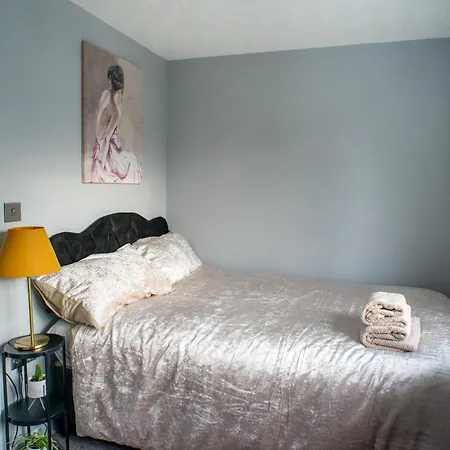 No10 - 2 Bedroom House With Private Garden And Parking *