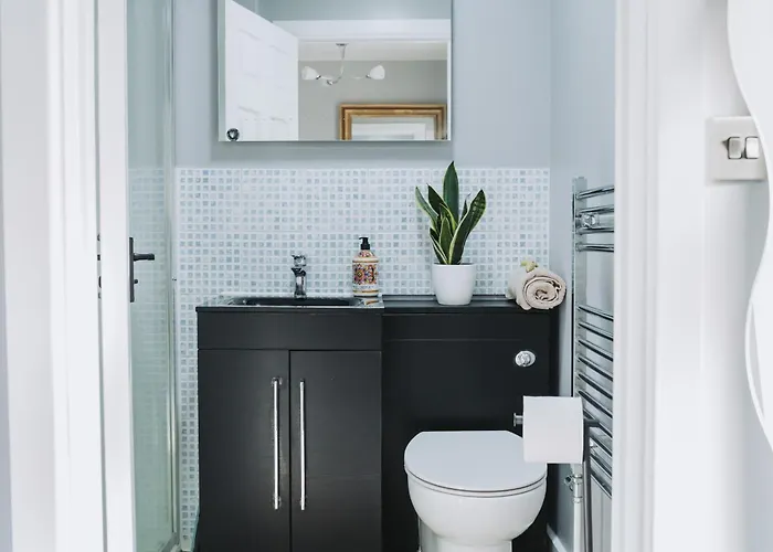 No10 - 2 Bedroom House With Private Garden And Parking דירה *