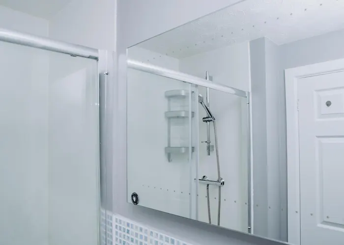 No10 - 2 Bedroom House With Private Garden And Parking בריסטול