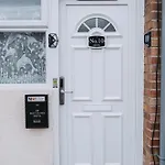 No10 - 2 Bedroom House With Private Garden And Parking Apartment Bristol