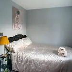 No10 - 2 Bedroom House With Private Garden And Parking *