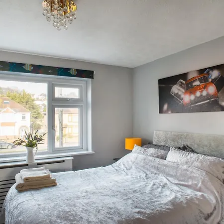 No10 - 2 Bedroom House With Private Garden And Parking * Bristol