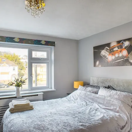 No10 - 2 Bedroom House With Private Garden And Parking