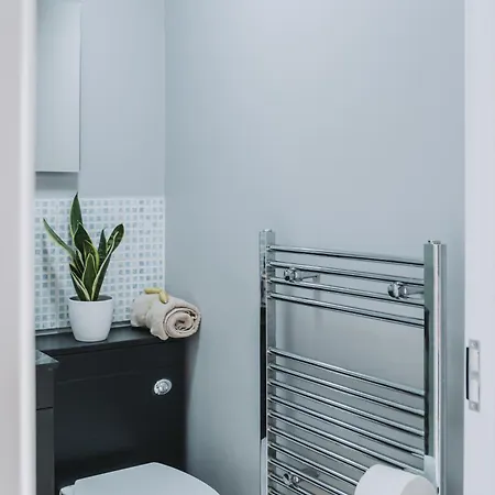 Апартаменти No10 - 2 Bedroom House With Private Garden And Parking *