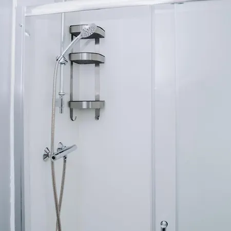 Апартаменти No10 - 2 Bedroom House With Private Garden And Parking Бристоль