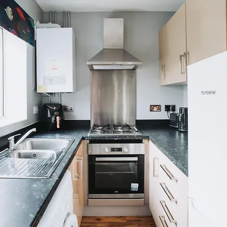 No10 - 2 Bedroom House With Private Garden And Parking * Bristol
