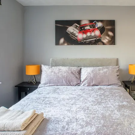 No10 - 2 Bedroom House With Private Garden And Parking