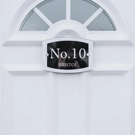 No10 - 2 Bedroom House With Private Garden And Parking *