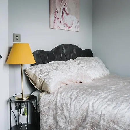 No10 - 2 Bedroom House With Private Garden And Parking