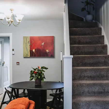 No10 - 2 Bedroom House With Private Garden And Parking Apartment *