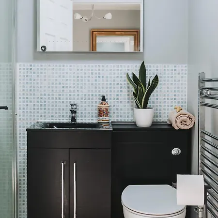 Апартаменти No10 - 2 Bedroom House With Private Garden And Parking Бристоль