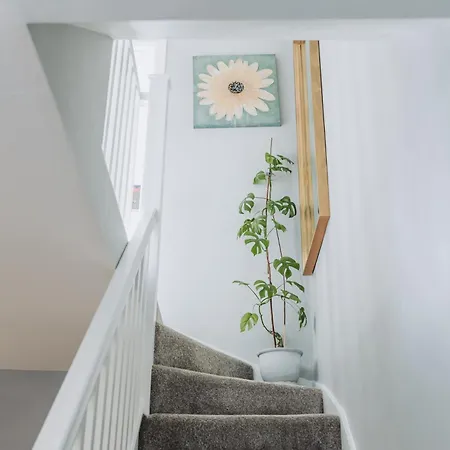 Апартаменти No10 - 2 Bedroom House With Private Garden And Parking