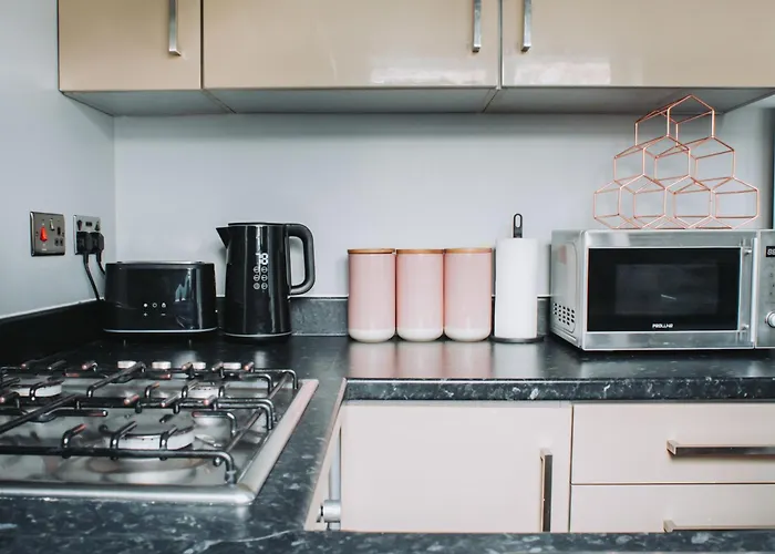 No10 - 2 Bedroom House With Private Garden And Parking