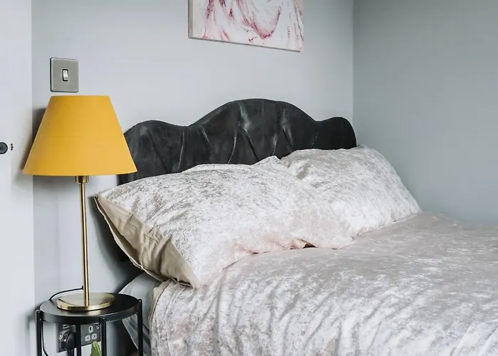 No10 - 2 Bedroom House With Private Garden And Parking