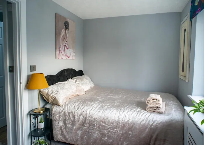 No10 - 2 Bedroom House With Private Garden And Parking *