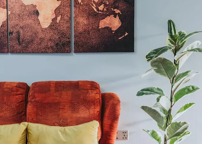 No10 - 2 Bedroom House With Private Garden And Parking