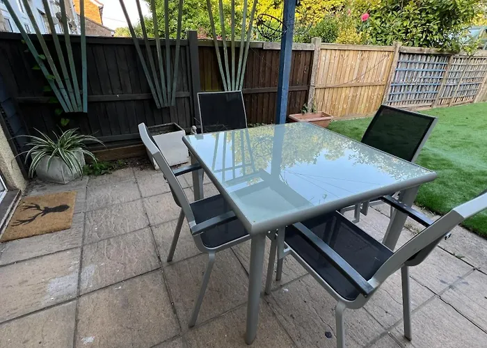 No10 - 2 Bedroom House With Private Garden And Parking *