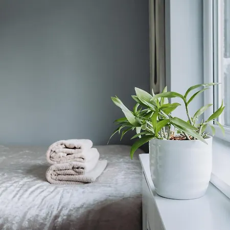 No10 - 2 Bedroom House With Private Garden And Parking *