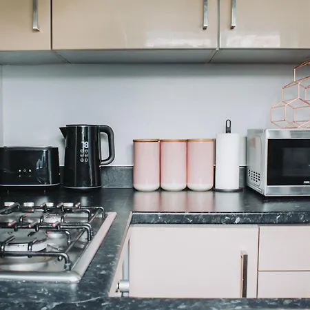 No10 - 2 Bedroom House With Private Garden And Parking