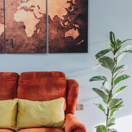 No10 - 2 Bedroom House With Private Garden And Parking