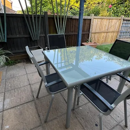 No10 - 2 Bedroom House With Private Garden And Parking *