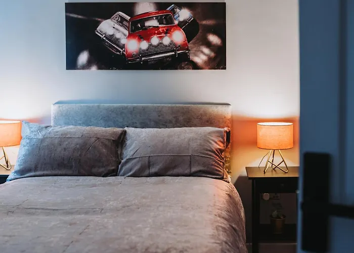 No10 - 2 Bedroom House With Private Garden And Parking *